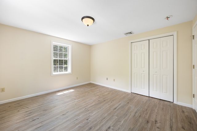 140 Paradise Ln, Sturbridge, MA 01518