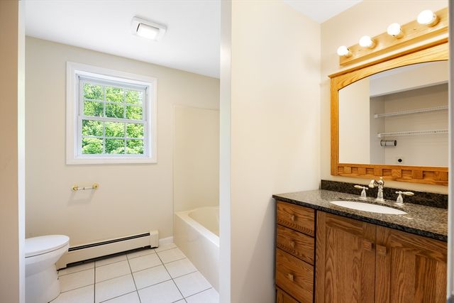 140 Paradise Ln, Sturbridge, MA 01518