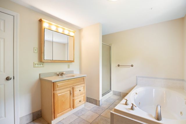 140 Paradise Ln, Sturbridge, MA 01518