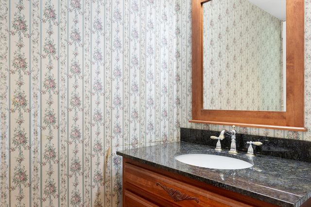 140 Paradise Ln, Sturbridge, MA 01518