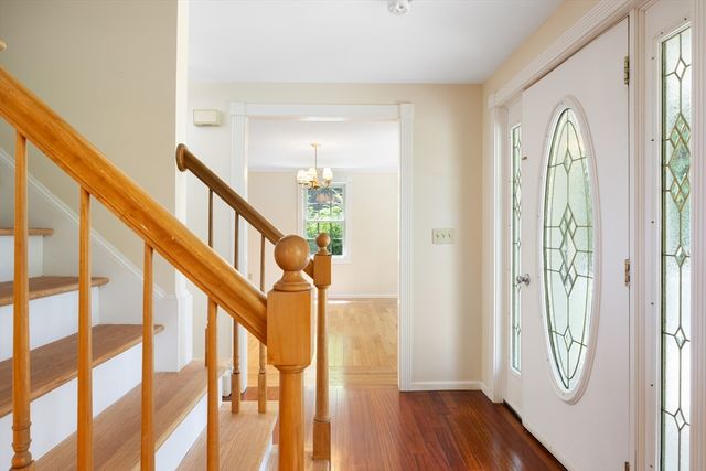 140 Paradise Ln, Sturbridge, MA 01518
