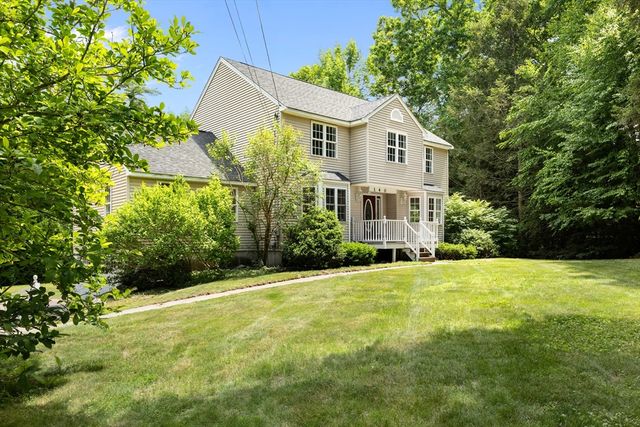 140 Paradise Ln, Sturbridge, MA 01518