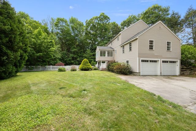 140 Paradise Ln, Sturbridge, MA 01518