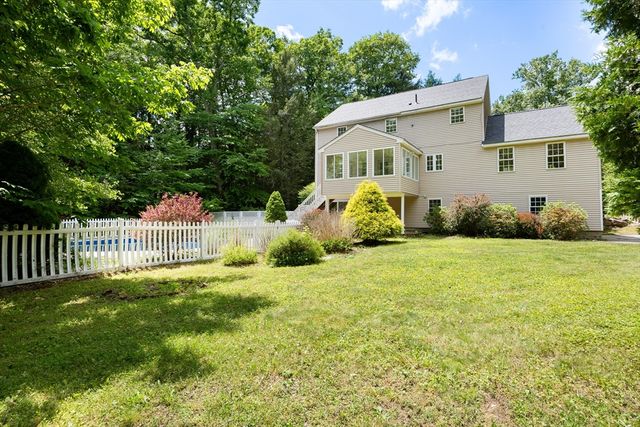 140 Paradise Ln, Sturbridge, MA 01518