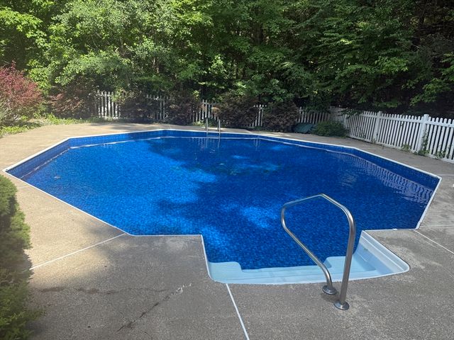 140 Paradise Ln, Sturbridge, MA 01518