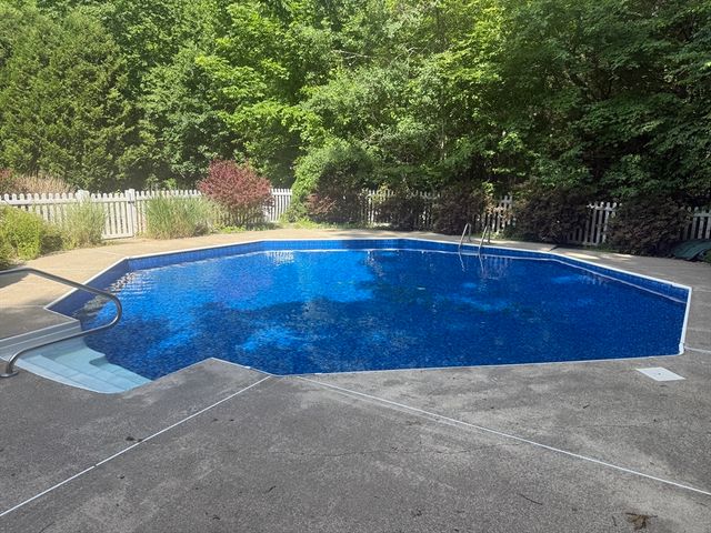 140 Paradise Ln, Sturbridge, MA 01518