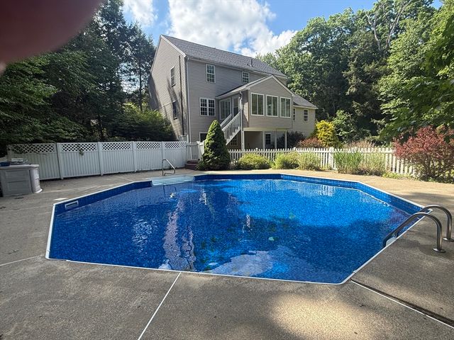 140 Paradise Ln, Sturbridge, MA 01518