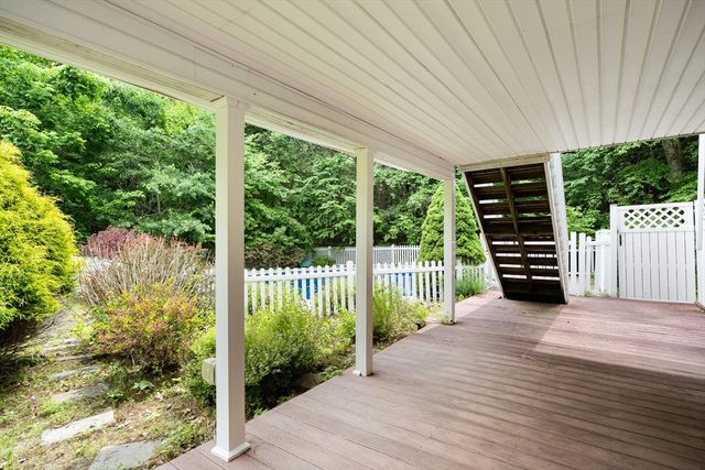 140 Paradise Ln, Sturbridge, MA 01518