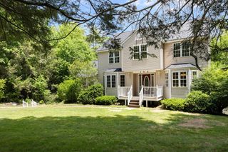 140 Paradise Ln, Sturbridge, MA 01518