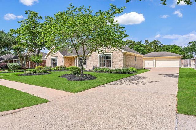 1007 Sable Drive, Friendswood, TX 77546