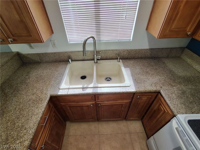 6877 Tamarus Street 201, Las Vegas, NV 89119