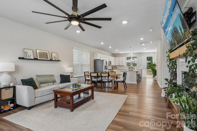 10122 Hemingway Place, Charlotte, NC 28227