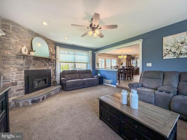 35 MATTHEW CIR, Richboro, PA 18954