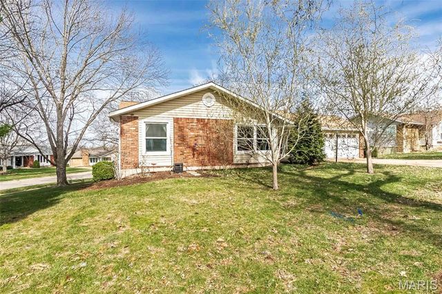 11727 Summerhaven Drive, St Louis, MO 63146