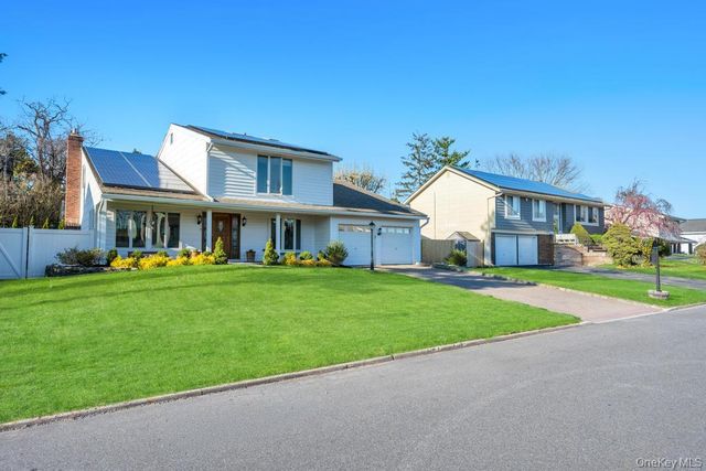 40 Hitching Post Lane, Glen Cove, NY 11542