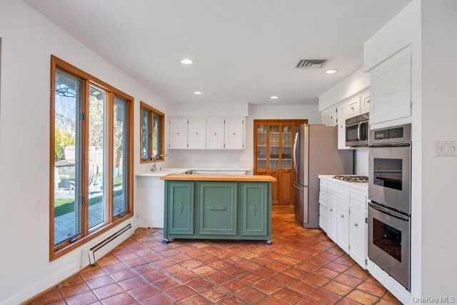 40 Hitching Post Lane, Glen Cove, NY 11542