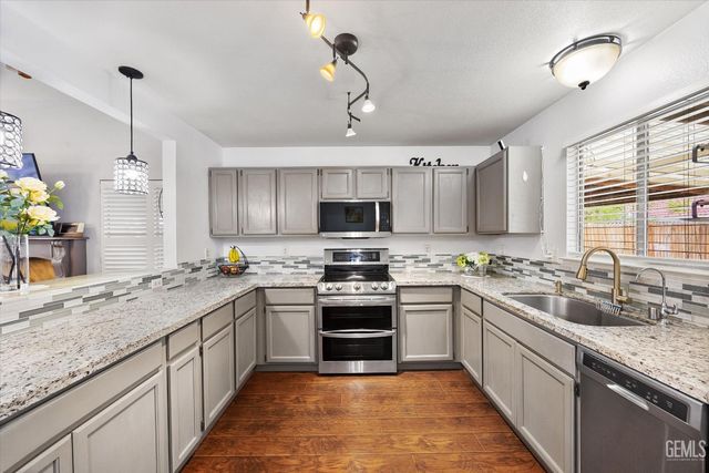 705 Harvest Creek Road, Bakersfield, CA 93312