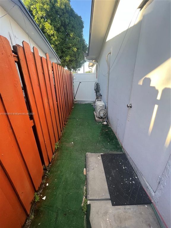 8480 NW 14th St 1, Pembroke Pines, FL 33024