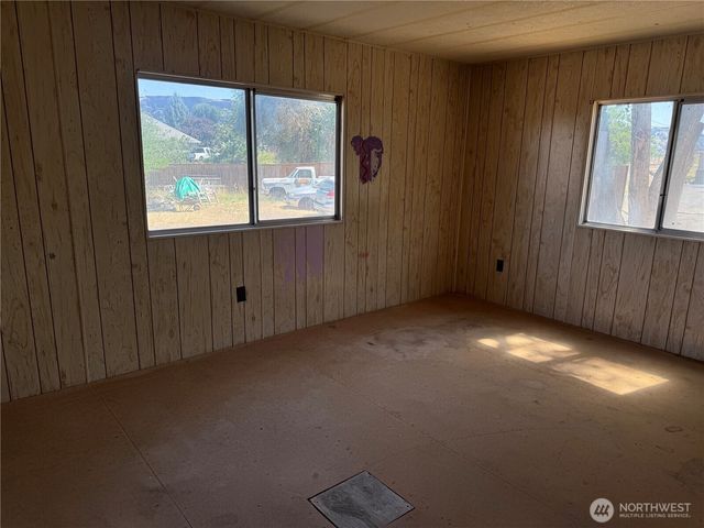 125 3rd Street, Electric City, WA 99123