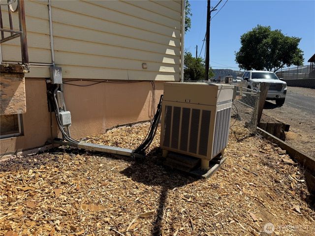 125 3rd Street, Electric City, WA 99123