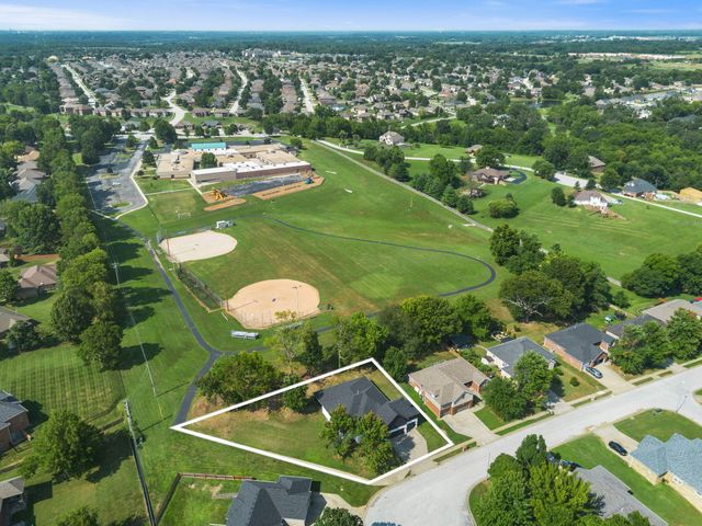 835 E Country Ridge Street, Nixa, MO 65714