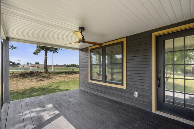 835 E Country Ridge Street, Nixa, MO 65714