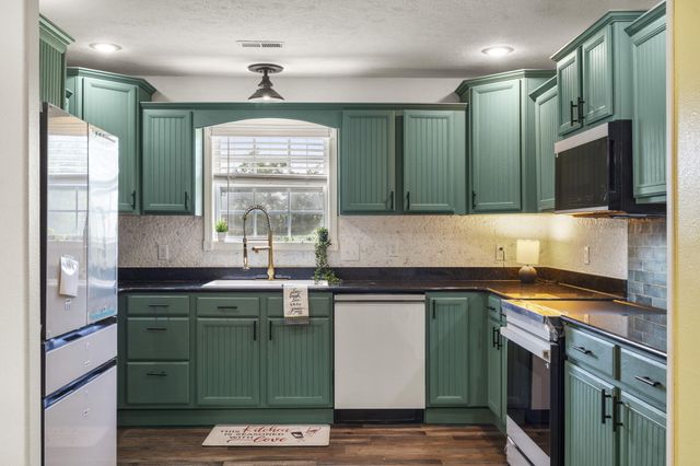 835 E Country Ridge Street, Nixa, MO 65714