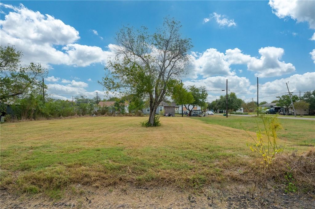 606 Porter St, Taft, TX 78390 — photo 2