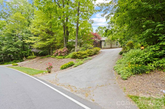 132 Berry Creek Drive, Flat Rock, NC 28731