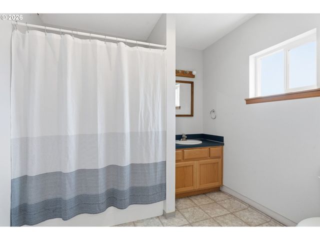 957 W STATE ROUTE 4, Cathlamet, WA 98612