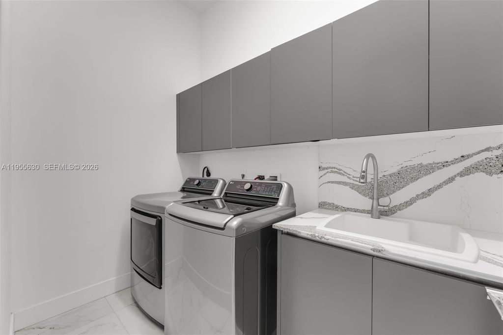 Image 18 of property listing at 4950 SW 158th Ave, Southwest Ranches, FL 33331