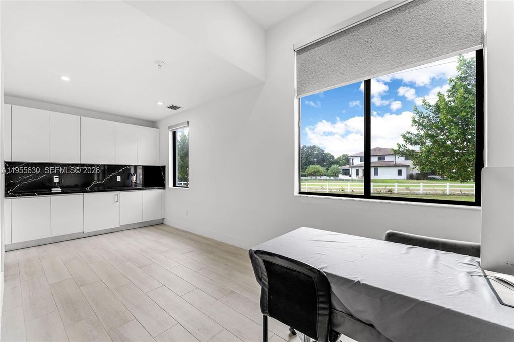 Image 21 of property listing at 4950 SW 158th Ave, Southwest Ranches, FL 33331