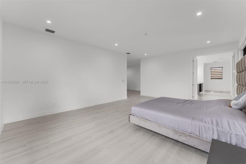 Image 34 of property listing at 4950 SW 158th Ave, Southwest Ranches, FL 33331