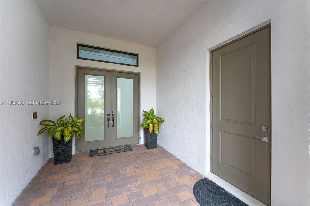 Image 4 of property listing at 4950 SW 158th Ave, Southwest Ranches, FL 33331