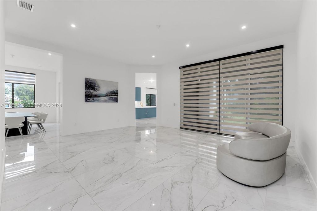 Image 5 of property listing at 4950 SW 158th Ave, Southwest Ranches, FL 33331