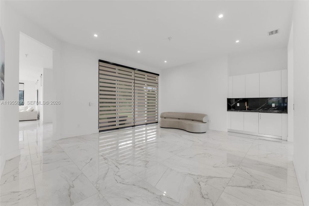 Image 6 of property listing at 4950 SW 158th Ave, Southwest Ranches, FL 33331