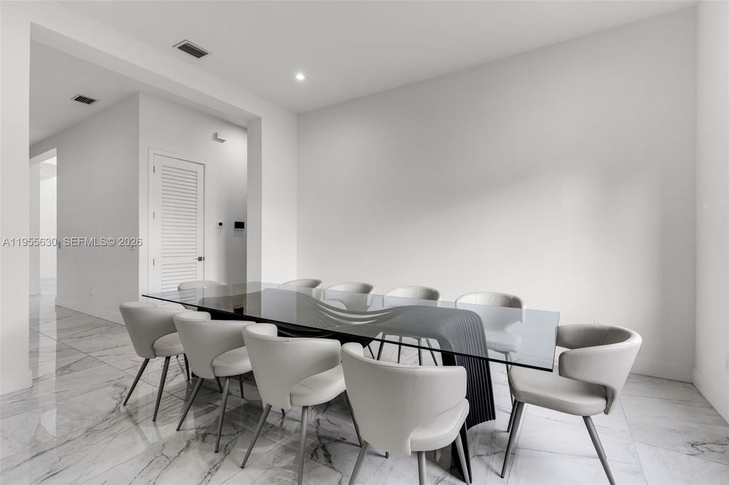 Image 9 of property listing at 4950 SW 158th Ave, Southwest Ranches, FL 33331