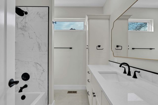 7215 E Ayesbury, Wichita, KS 67226