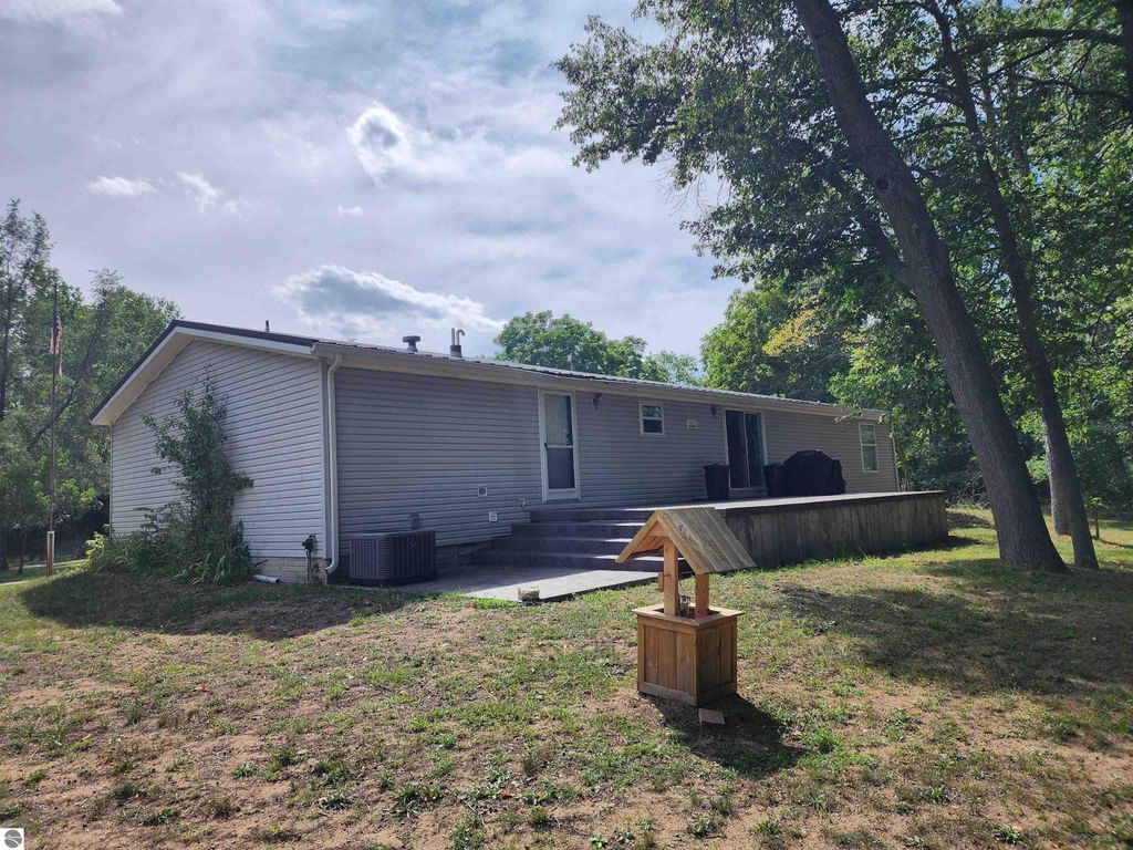Image 8 of property listing at 3560 Pine Tree Drive, Weidman, MI 48893
