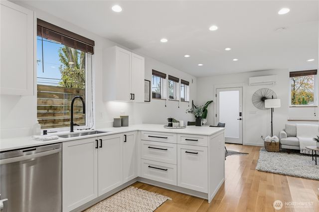 225 24th Avenue, Seattle, WA 98122