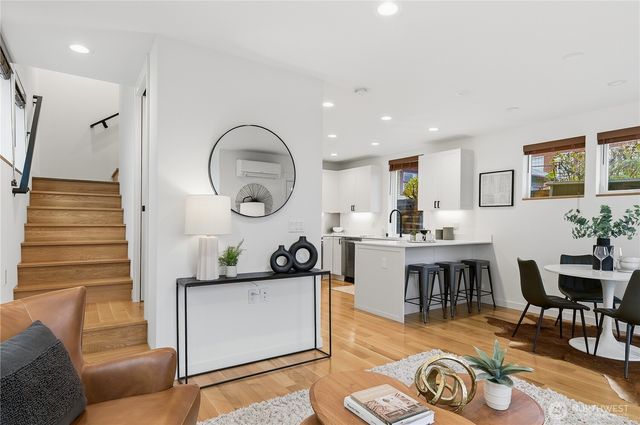 225 24th Avenue, Seattle, WA 98122