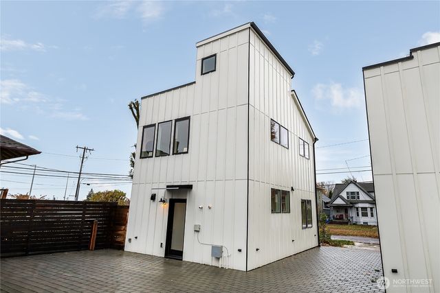 225 24th Avenue, Seattle, WA 98122