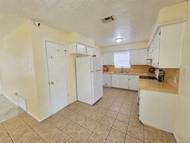 6907 SW Forest Ave, Lawton, OK 73505