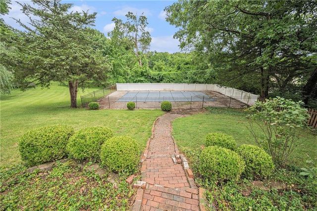 9815 Overbrook Court, Leawood, KS 66206