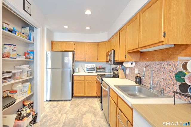 81 Deer Run 81, Bethel, CT 06801