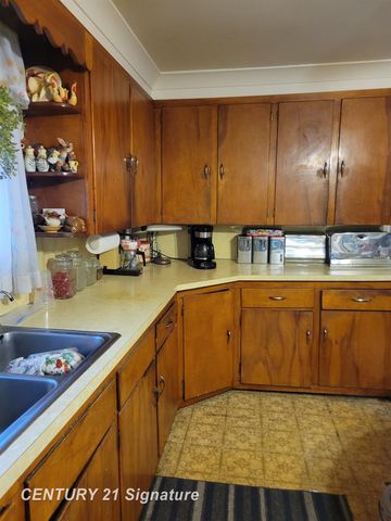 1065 W Kurtz Avenue, Flint, MI 48505