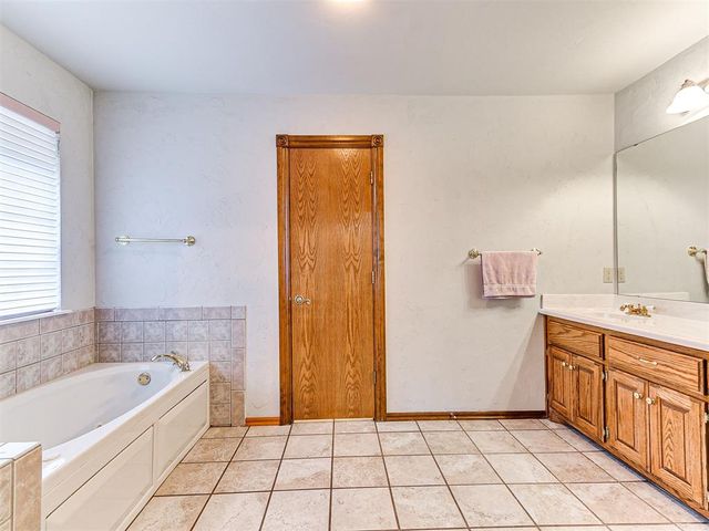 1809 Parkway Drive, Moore, OK 73160