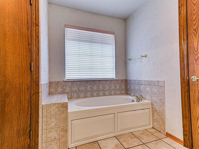 1809 Parkway Drive, Moore, OK 73160