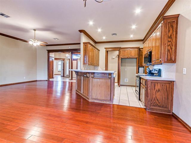 1809 Parkway Drive, Moore, OK 73160