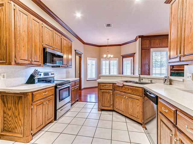 1809 Parkway Drive, Moore, OK 73160